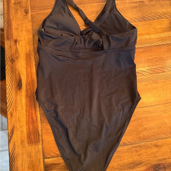 Title Nine Better one swimsuit - Picture 3 of 4